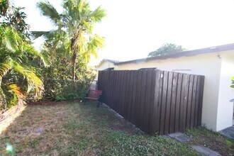 401 SW 64th Pky in Pembroke Pines, FL - Foto de edificio - Building Photo