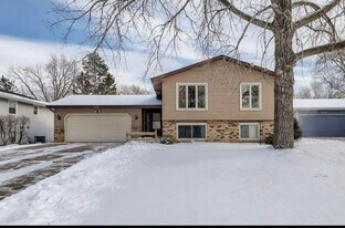 5765 Washington St NE in Fridley, MN - Building Photo