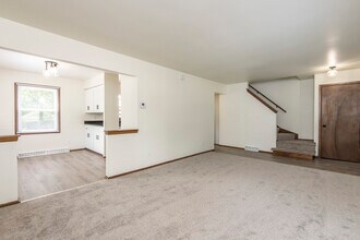 2621 N 122nd St in Wauwatosa, WI - Building Photo - Building Photo