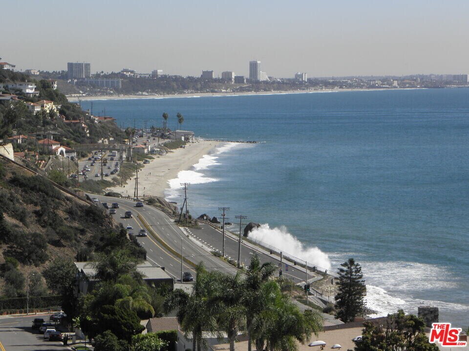 18203 Coastline Dr-Unit -15 in Malibu, CA - Building Photo