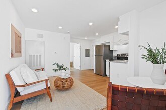 4325 Main St in Los Angeles, CA - Building Photo - Building Photo