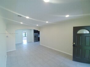 940 NW 47th St in Miami, FL - Building Photo - Building Photo