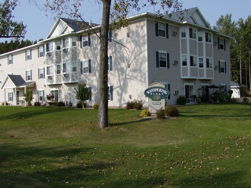 Whispering Pines in Mora, MN - Foto de edificio