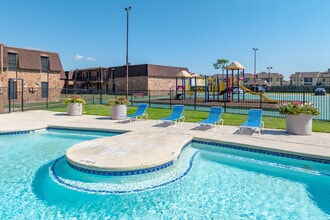 Sterling Bay Apartments in Baytown, TX - Building Photo - Building Photo