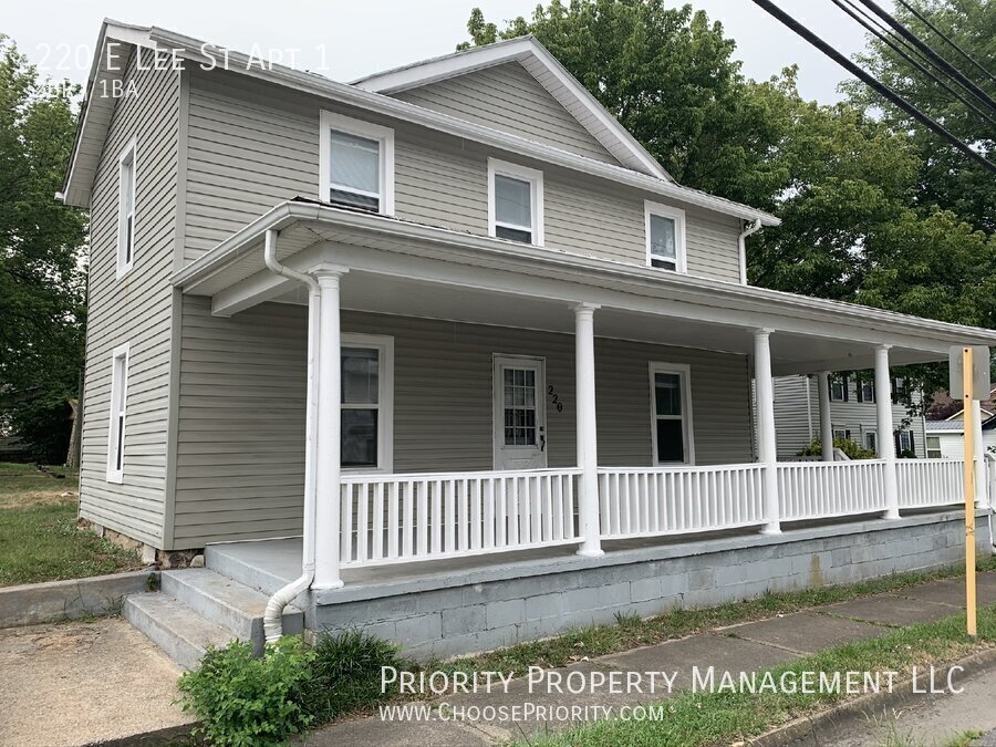 220 E Lee St in Broadway, VA - Foto de edificio