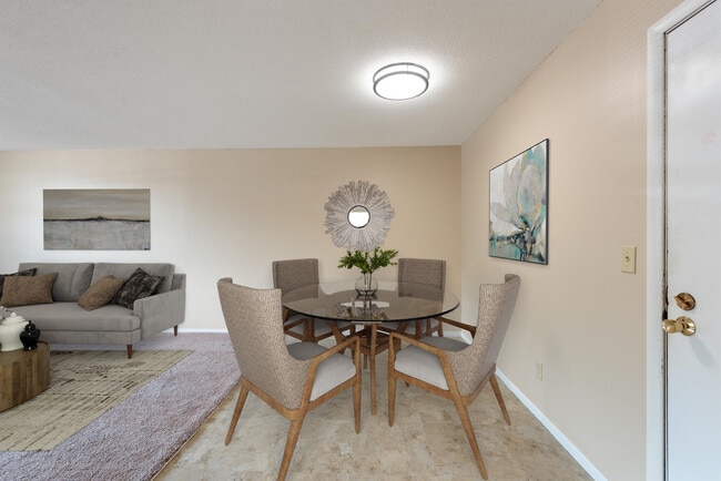 Shamrock Court Apartments in St. Paul, MN - Foto de edificio - Building Photo