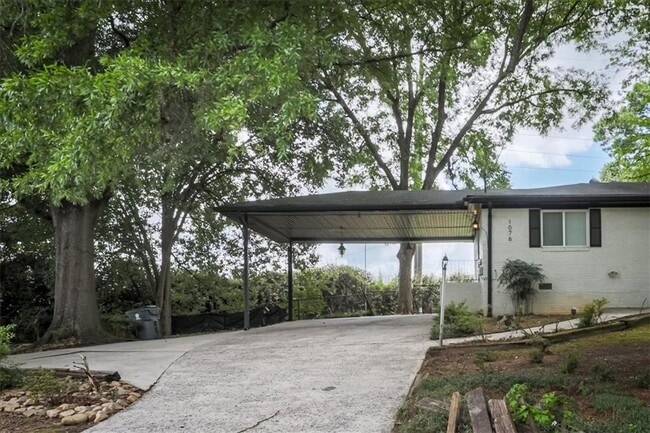 property at 1076 Vonda Ln SW