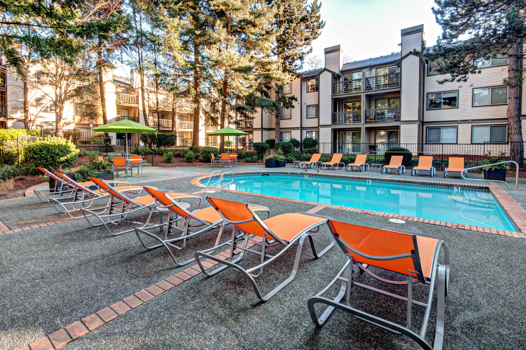 Sutter's Square in Everett, WA - Building Photo