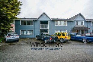 1235 SE 4th Ave in Oak Harbor, WA - Building Photo