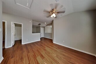 5803 Village Grove Dr in Pearland, TX - Foto de edificio - Building Photo