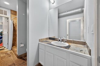 1025 S Shepherd Dr, Unit 209 in Houston, TX - Building Photo - Building Photo