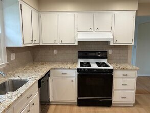 60 Red Coach Dr in Stratford, CT - Building Photo - Building Photo