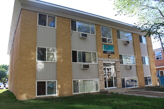 Rae 4030 in Regina, SK - Building Photo - Building Photo