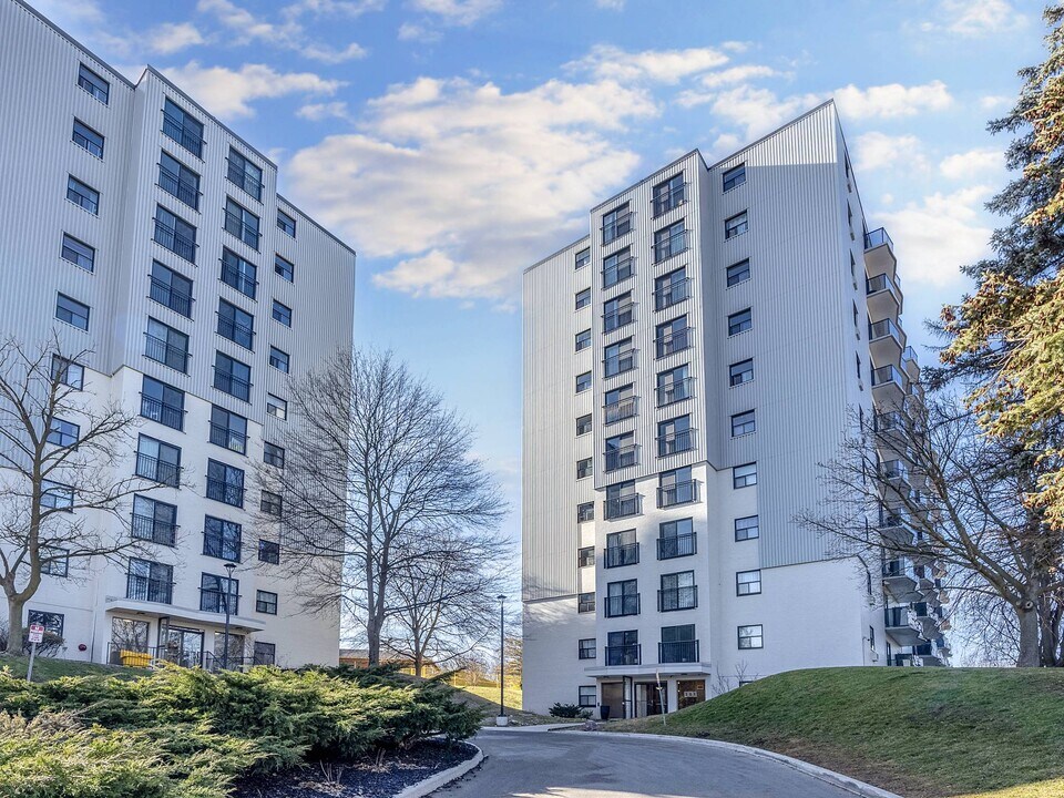 301-301 Base Line Rd W in London, ON - Building Photo