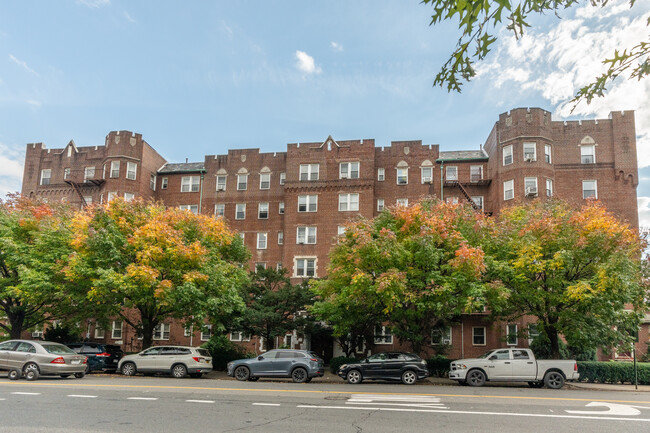 100 Avenue P in Brooklyn, NY - Foto de edificio - Building Photo