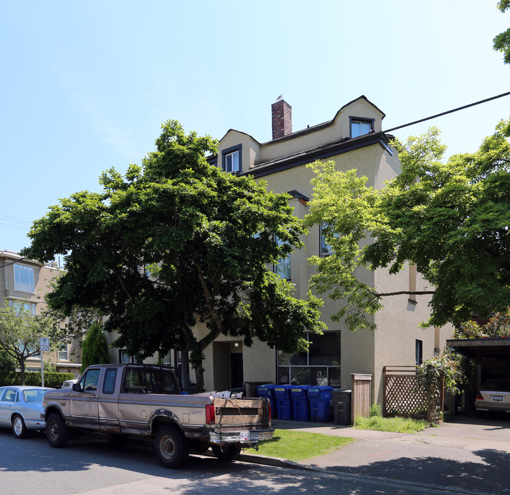 2200 W 5th Ave in Vancouver, BC - Building Photo