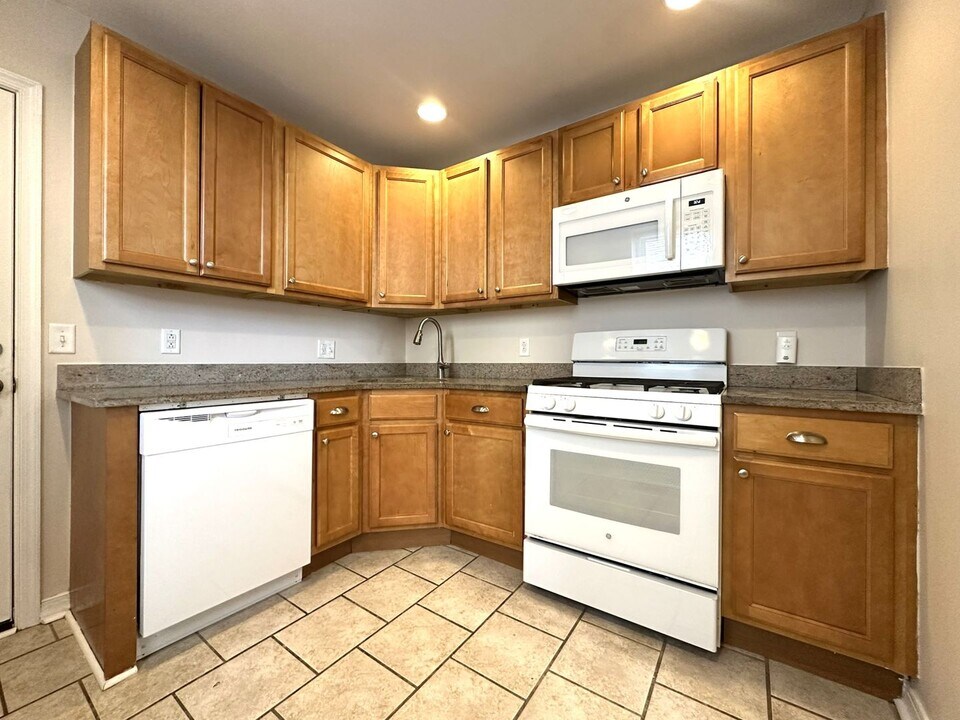 2441 E Oakdale St in Philadelphia, PA - Building Photo