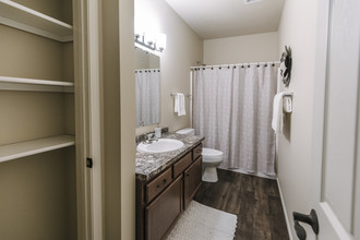 Lakewood Crossing Apartments in Mandan, ND - Building Photo - Building Photo