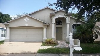 12721 Lake Vista Dr in Gibsonton, FL - Building Photo