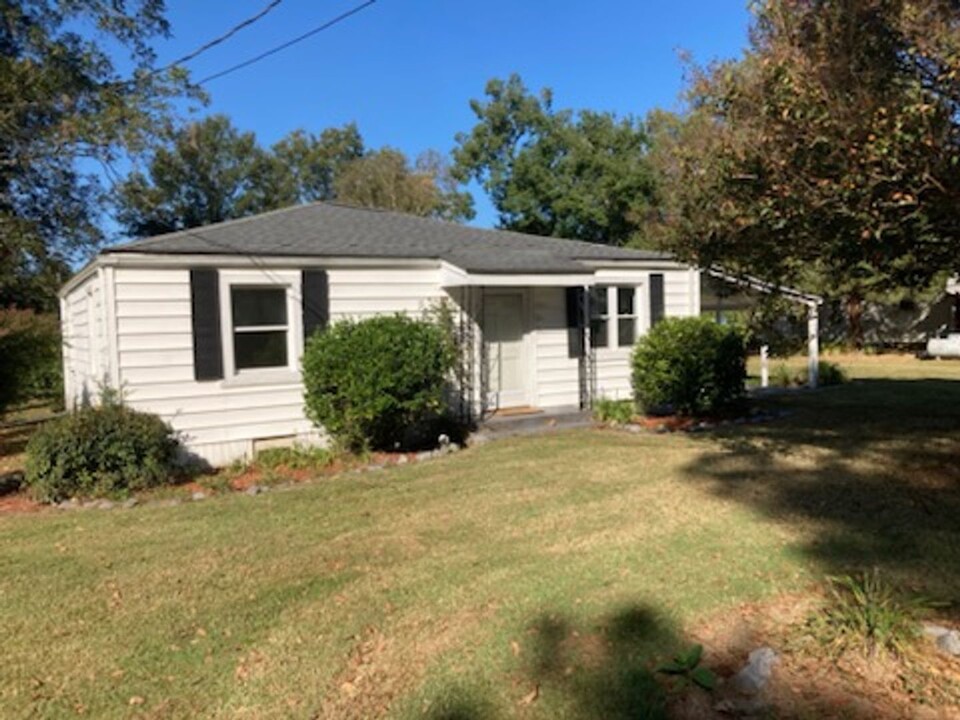 208 3rd St in Hookerton, NC - Building Photo