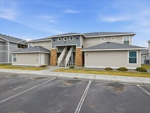 6405 Chapel Hill Blvd in Pasco, WA - Foto de edificio - Building Photo