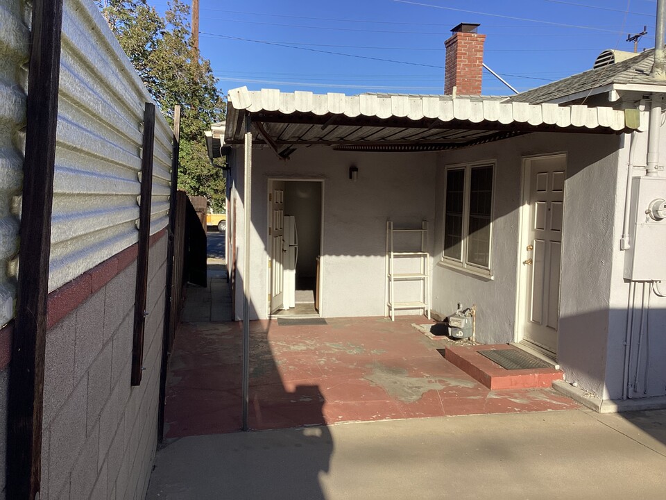 1905 N Hollywood Way in Burbank, CA - Building Photo