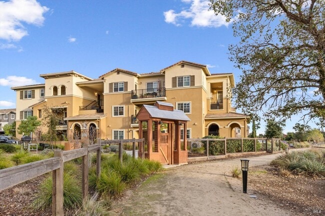 1408 Mauro Pietro Dr, Unit #300 in Petaluma, CA - Foto de edificio - Building Photo