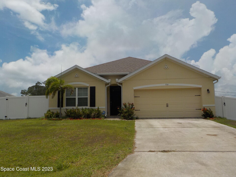 934 Carver Rd SE in Palm Bay, FL - Building Photo