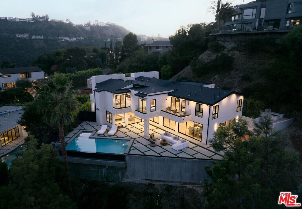 2608 Zorada Dr in Los Angeles, CA - Building Photo