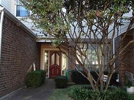 209 Cimarron Trail in Irving, TX - Building Photo