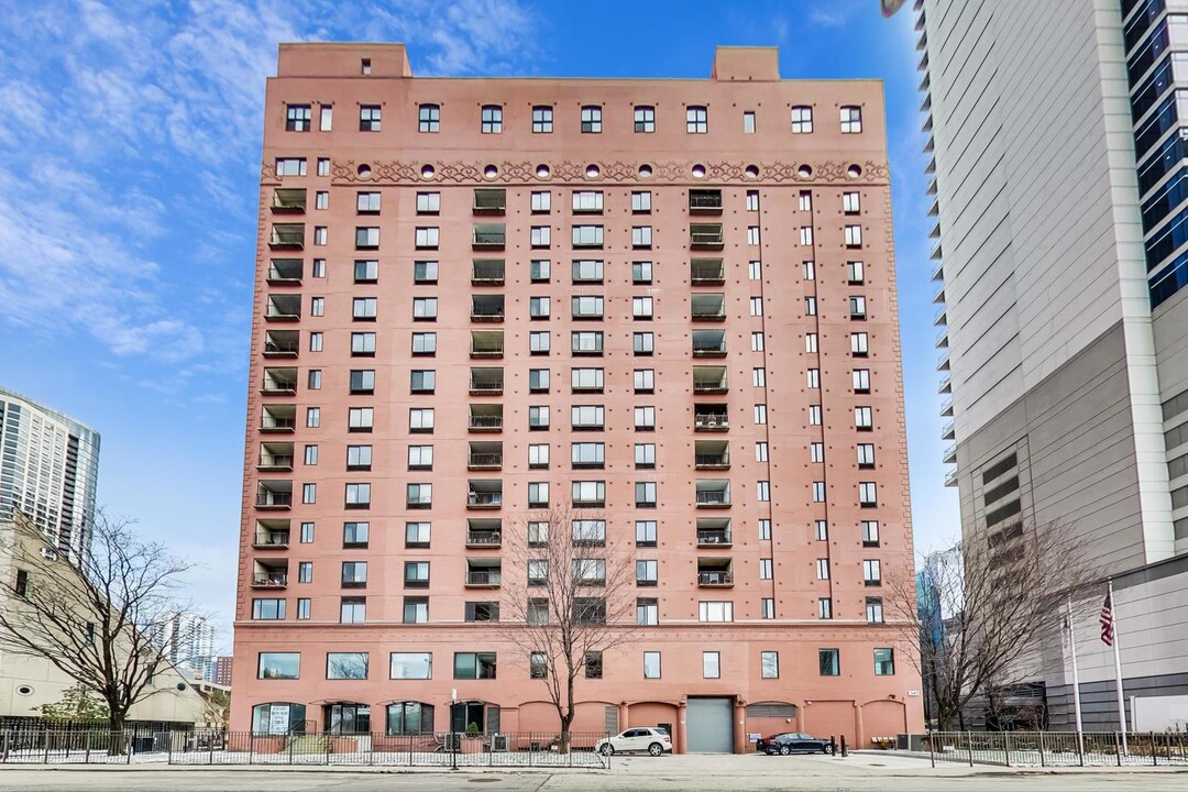 345 N Canal St, Unit 402 in Chicago, IL - Building Photo