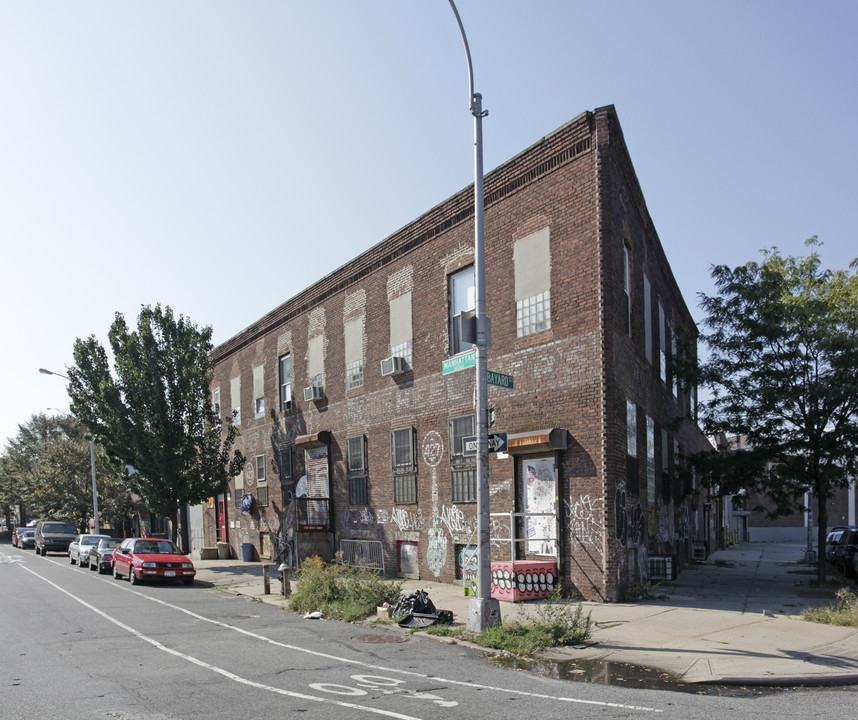 427 Manhattan Ave in Brooklyn, NY - Building Photo