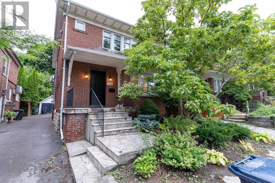 184 Lawrence Ave E in Toronto, ON - Building Photo
