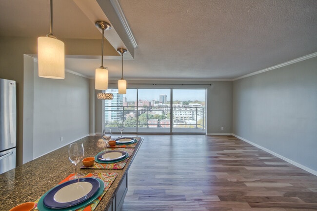 4545 Wornall Rd, Unit 1101 in Kansas City, MO - Building Photo - Building Photo