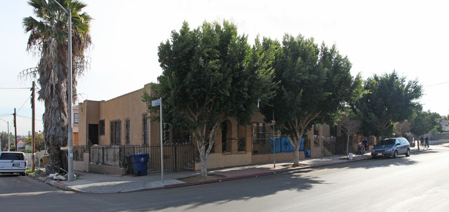 620-628 N Fickett St in Los Angeles, CA - Foto de edificio - Building Photo