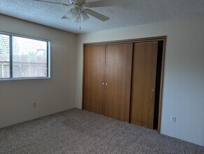 1229 Burton Ct in Redding, CA - Foto de edificio - Building Photo