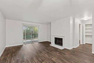 Saratoga in Everett, WA - Building Photo