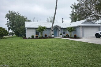 701 SW 9th Ave in Cape Coral, FL - Building Photo - Building Photo