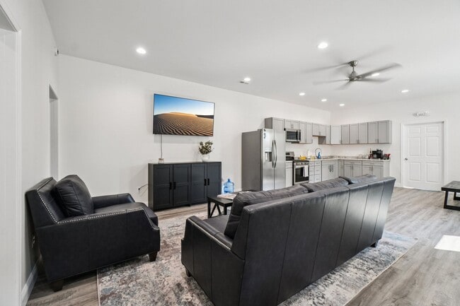 Aspen Grove ~ Discover the Simplicity of Cottage Living on the River in Marysville, MI - Foto de edificio - Building Photo