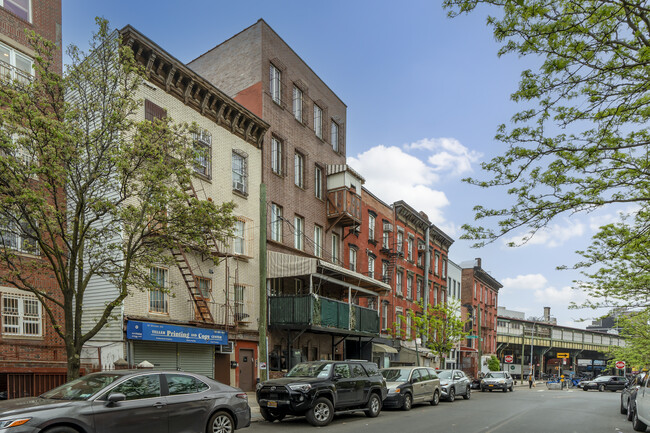 319 Division Ave in Brooklyn, NY - Foto de edificio - Building Photo