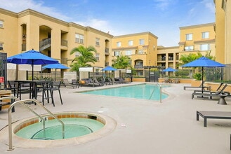 Pinnacle at Fullerton in Fullerton, CA - Foto de edificio - Building Photo