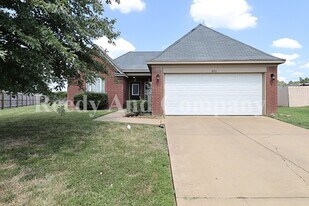 8911 Little House Cove in Southaven, MS - Building Photo