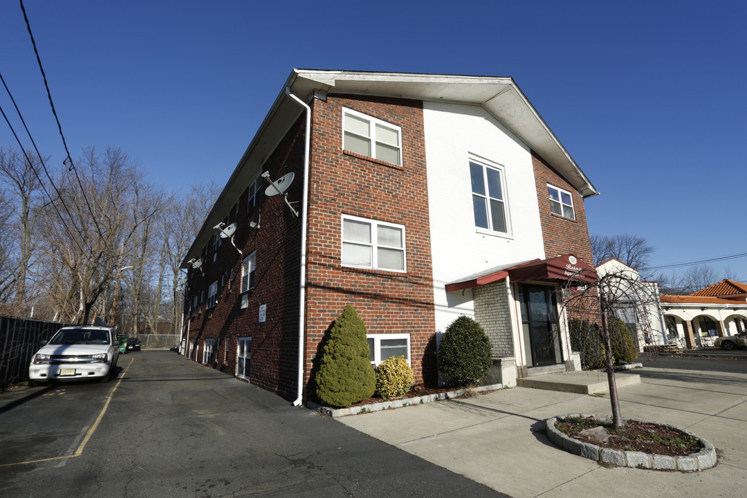 Reina Apartments in Roselle, NJ - Building Photo