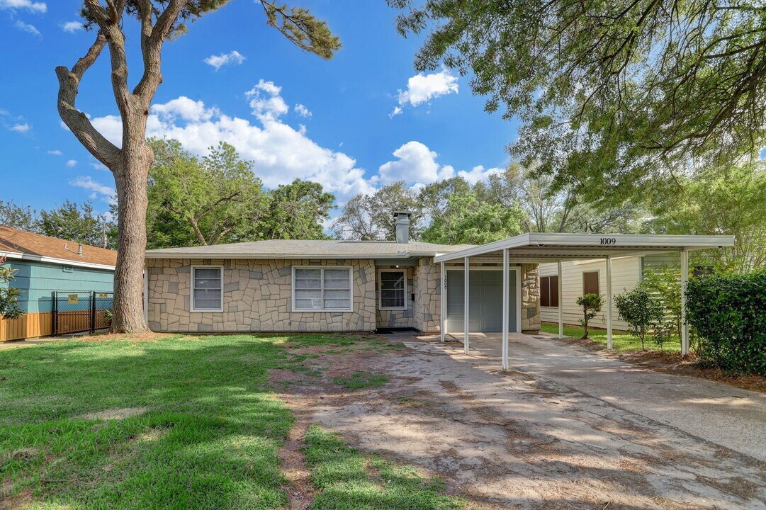 1009 15th Ave N in Texas City, TX - Building Photo