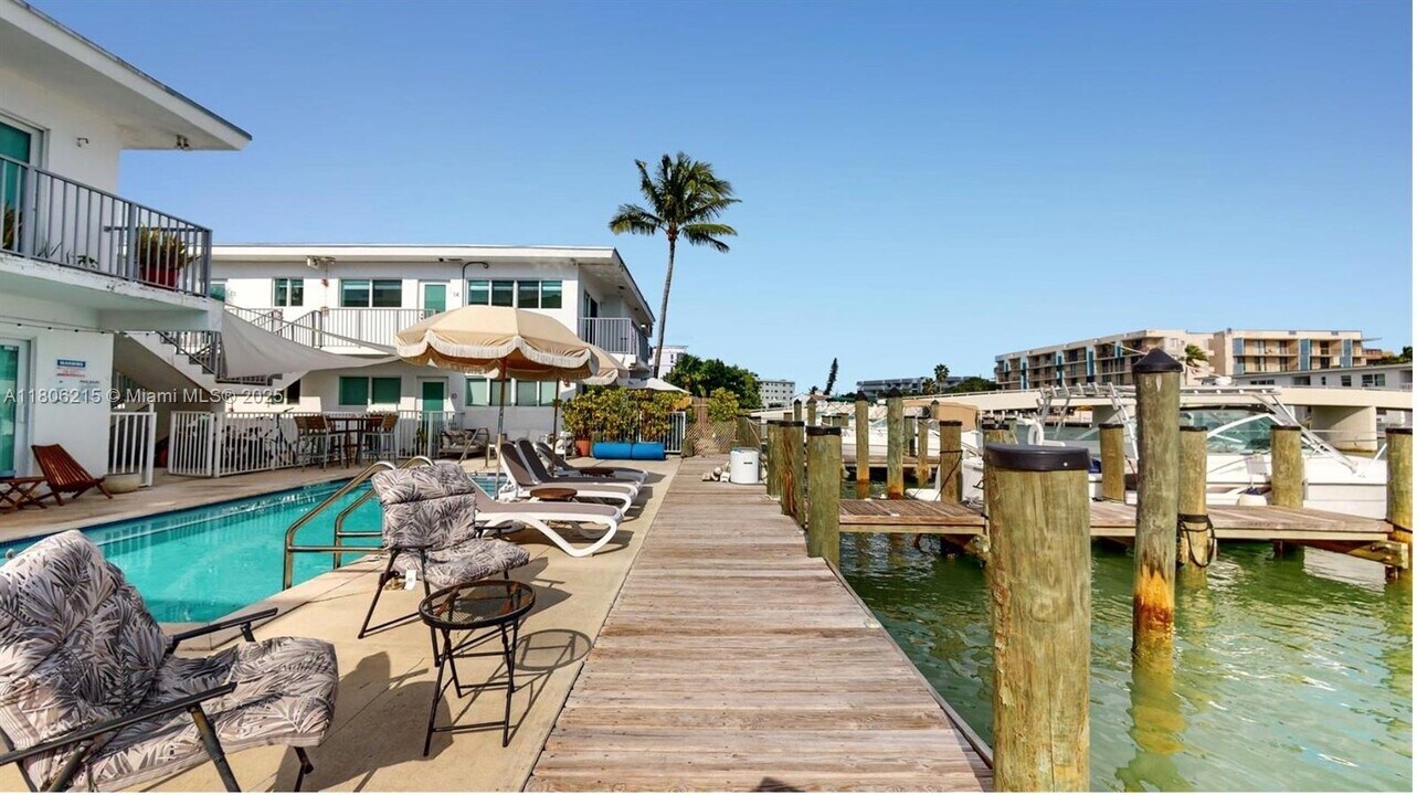8035 Crespi Blvd in Miami Beach, FL - Building Photo
