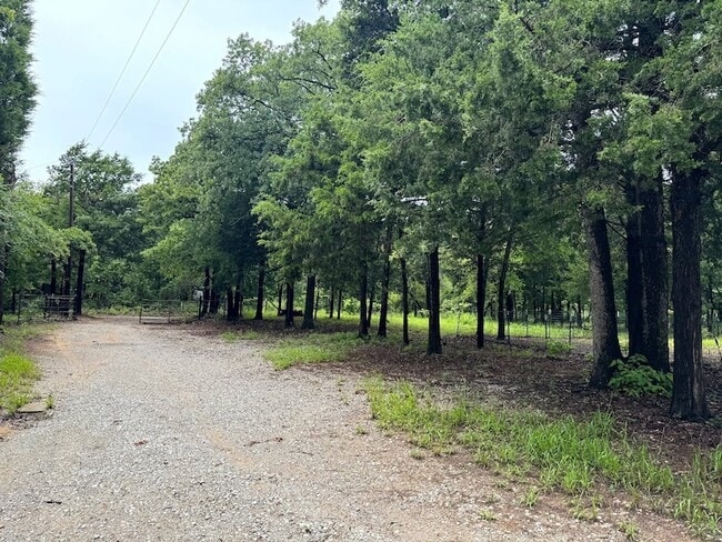 1395 Blackjack Rd in Valley View, TX - Building Photo - Building Photo