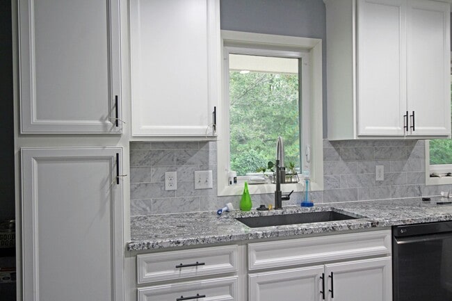 4136 Kings Dr in Minnetonka, MN - Building Photo - Building Photo
