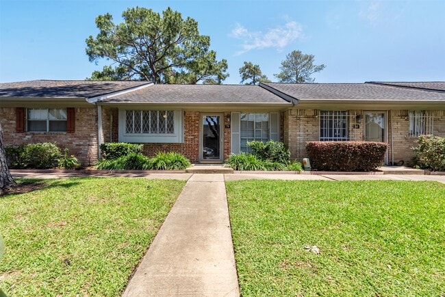 property at 1016 E Tri Oaks Ln