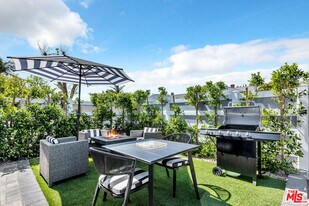 7076 Park Manor Ave in Los Angeles, CA - Building Photo