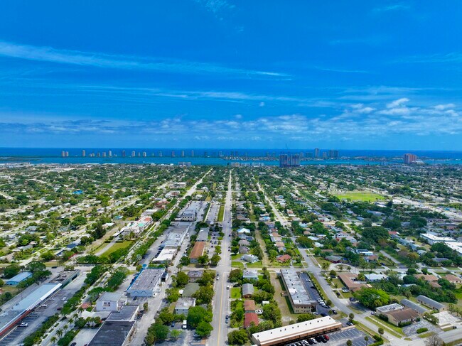 906 Foresteria Dr, Unit 3 in West Palm Beach, FL - Building Photo - Building Photo